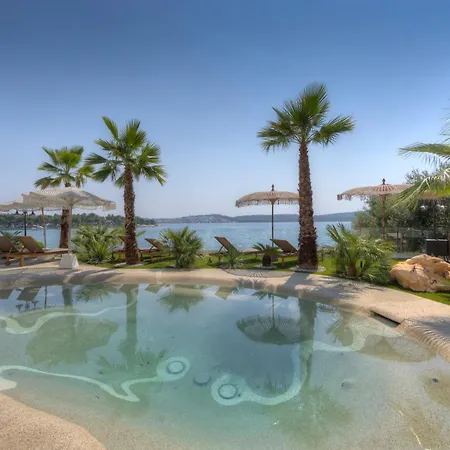 Palmezzo Beachfront With Heated Pool شقة *