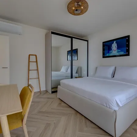 Palmezzo Beachfront With Heated Pool アパート トロギール