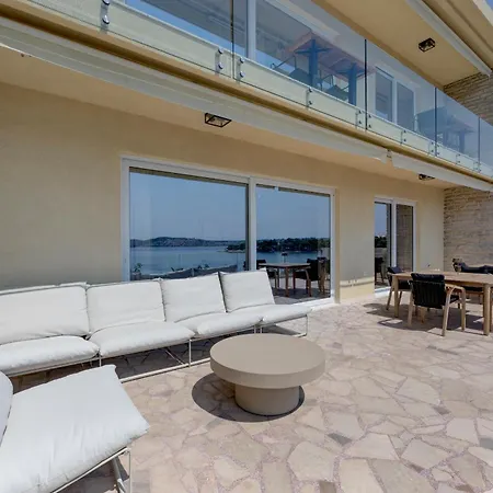 Palmezzo Beachfront With Heated Pool