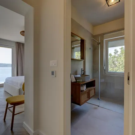 アパート Palmezzo Beachfront With Heated Pool トロギール