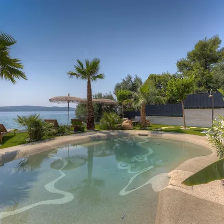 アパート Palmezzo Beachfront With Heated Pool トロギール