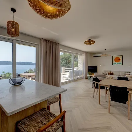 Palmezzo Beachfront With Heated Pool トロギール