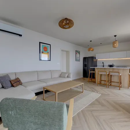 アパート Palmezzo Beachfront With Heated Pool トロギール