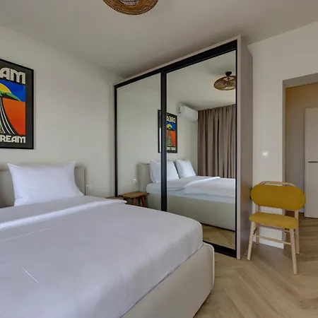 Palmezzo Beachfront With Heated Pool شقة تروغير