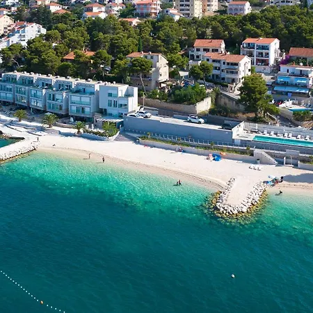 شقة Palmezzo Beachfront With Heated Pool