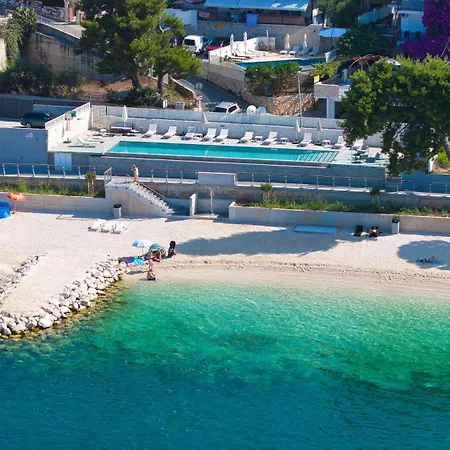 Palmezzo Beachfront With Heated Pool Trogir