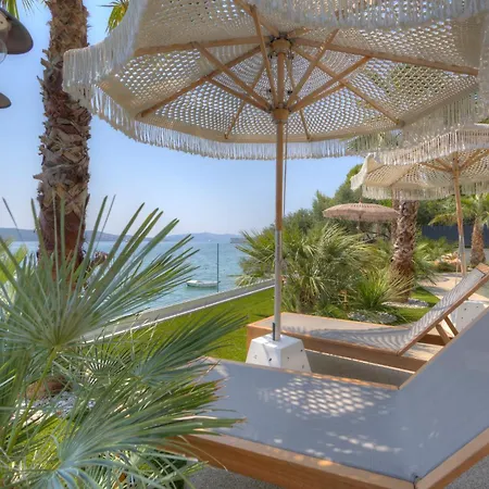 Daire Palmezzo Beachfront With Heated Pool Trogir