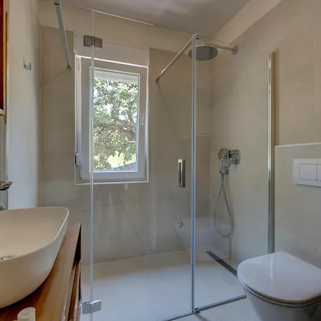 Palmezzo Beachfront With Heated Pool Daire *