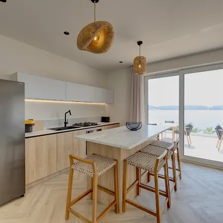 Daire Palmezzo Beachfront With Heated Pool Trogir