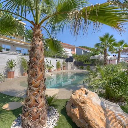 شقة Palmezzo Beachfront With Heated Pool