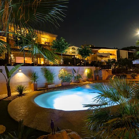 Daire Palmezzo Beachfront With Heated Pool *