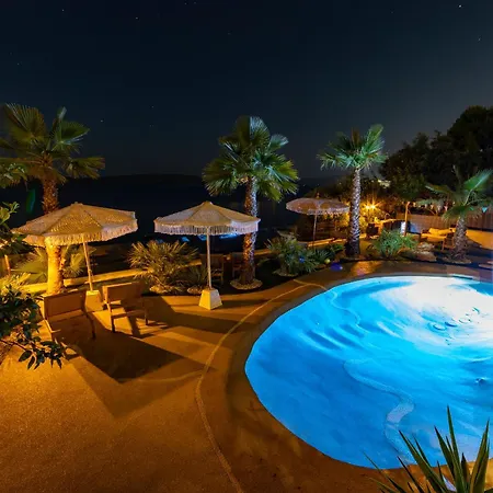 Daire Palmezzo Beachfront With Heated Pool Trogir