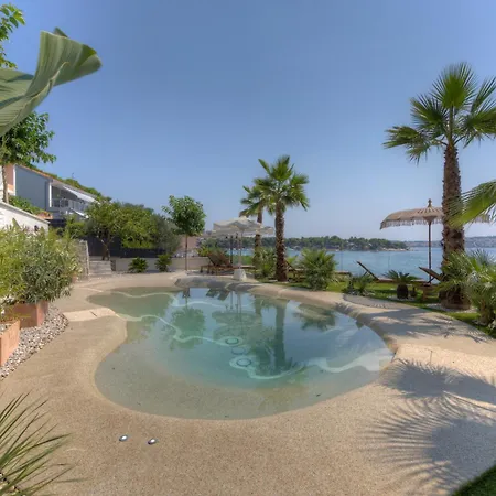 Palmezzo Beachfront With Heated Pool * Trogir