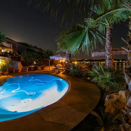 Daire Palmezzo Beachfront With Heated Pool *