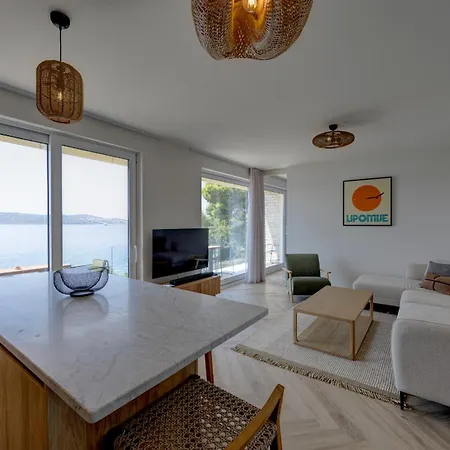 شقة Palmezzo Beachfront With Heated Pool