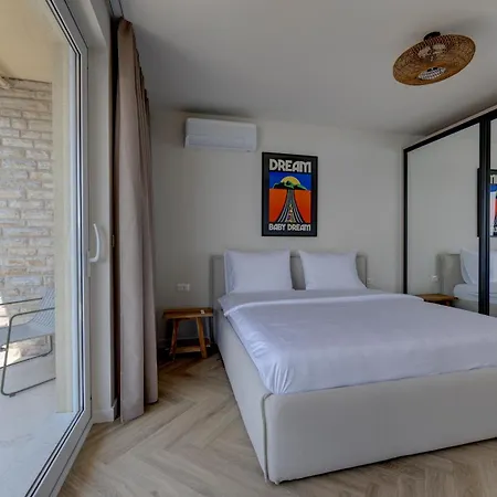 Daire Palmezzo Beachfront With Heated Pool Trogir