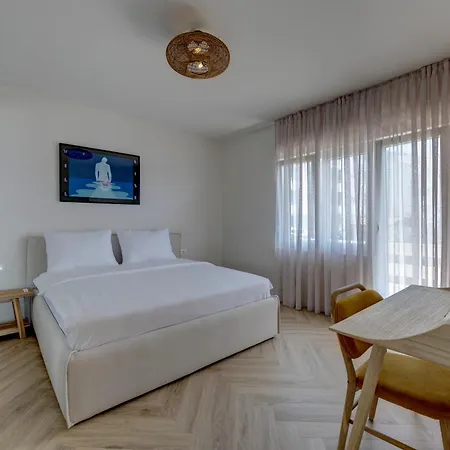 Palmezzo Beachfront With Heated Pool شقة تروغير