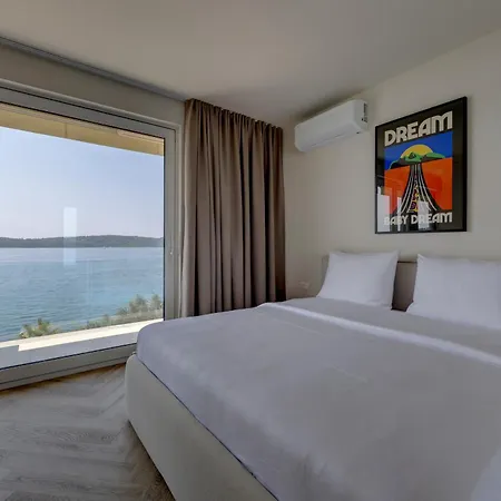 Palmezzo Beachfront With Heated Pool Daire