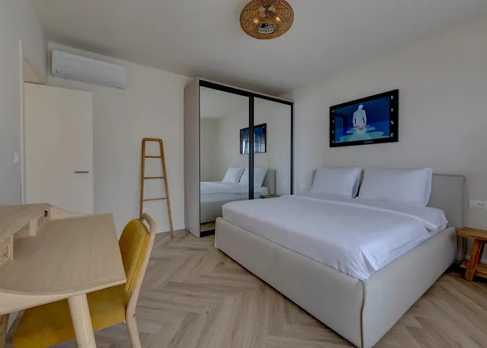 Palmezzo Beachfront With Heated Pool アパート トロギール