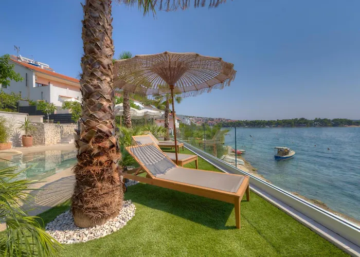 Palmezzo Beachfront With Heated Pool アパート