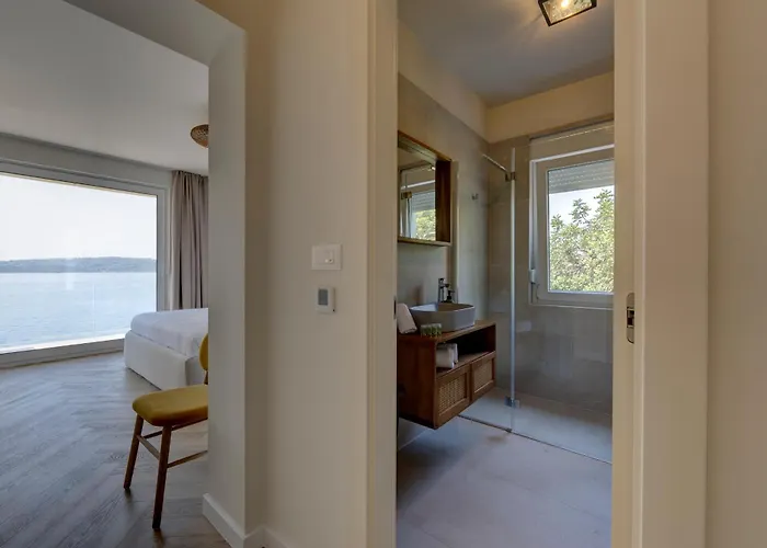 アパート Palmezzo Beachfront With Heated Pool トロギール