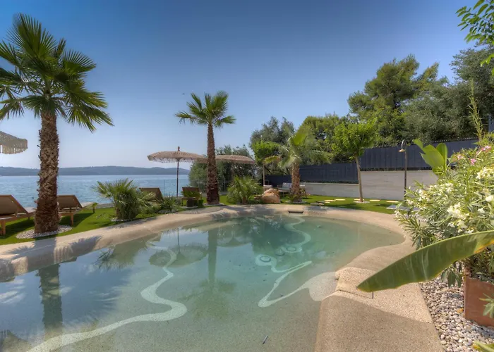 アパート Palmezzo Beachfront With Heated Pool トロギール