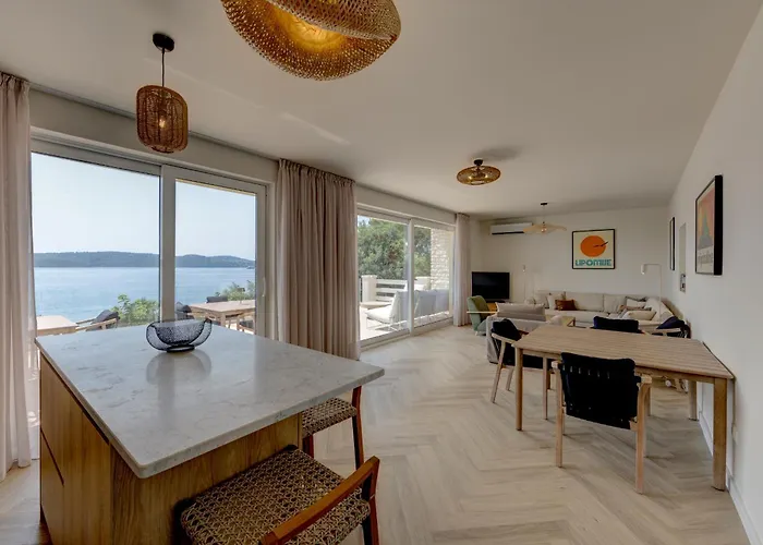 Palmezzo Beachfront With Heated Pool トロギール