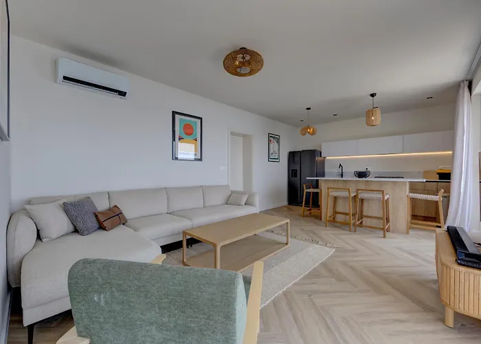 アパート Palmezzo Beachfront With Heated Pool トロギール