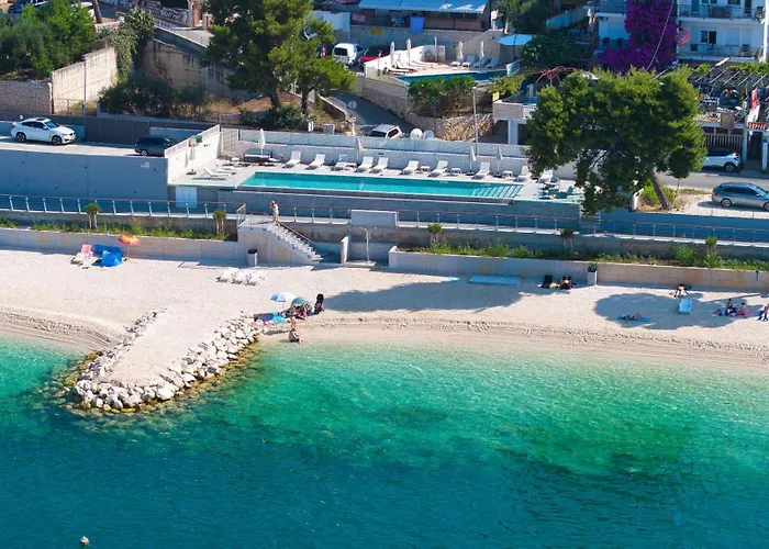 Palmezzo Beachfront With Heated Pool トロギール