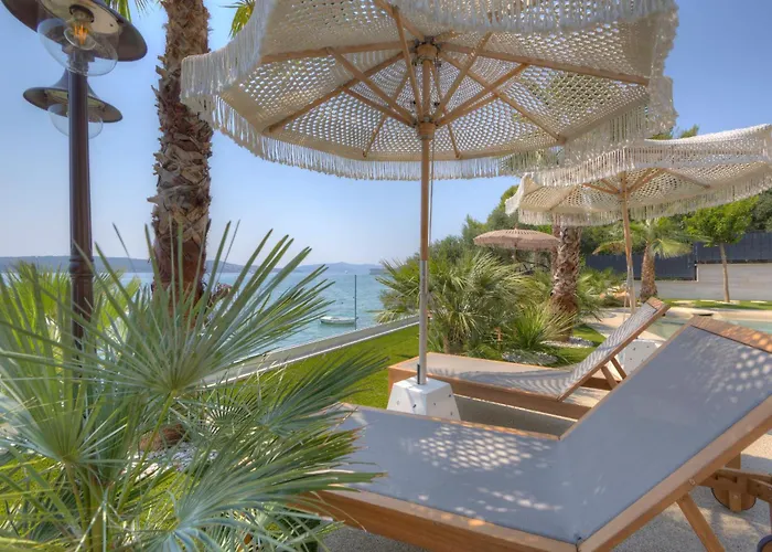 アパート Palmezzo Beachfront With Heated Pool トロギール
