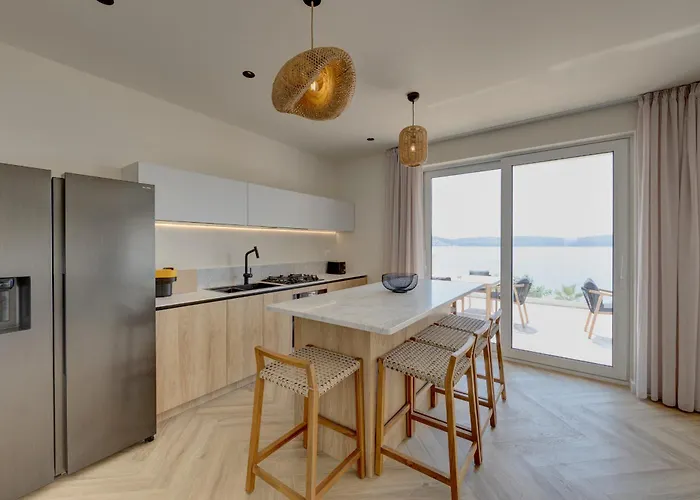 アパート Palmezzo Beachfront With Heated Pool トロギール