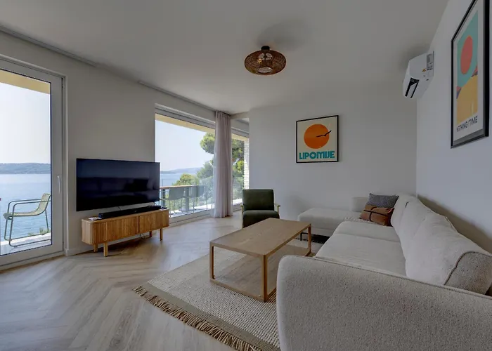 Palmezzo Beachfront With Heated Pool * トロギール