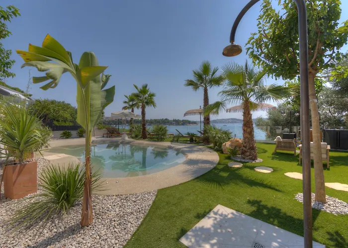 アパート Palmezzo Beachfront With Heated Pool トロギール