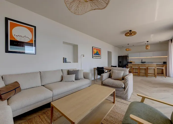 Palmezzo Beachfront With Heated Pool トロギール