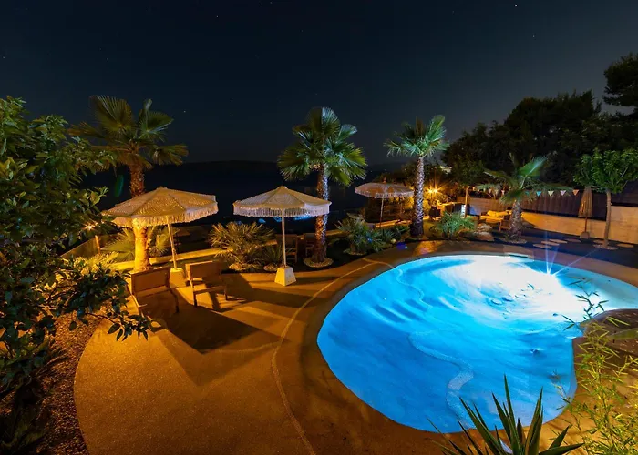 アパート Palmezzo Beachfront With Heated Pool トロギール