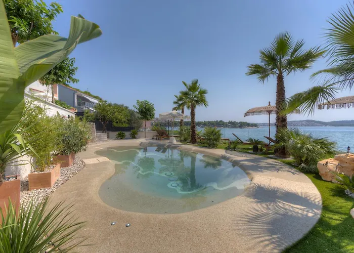 Palmezzo Beachfront With Heated Pool * トロギール