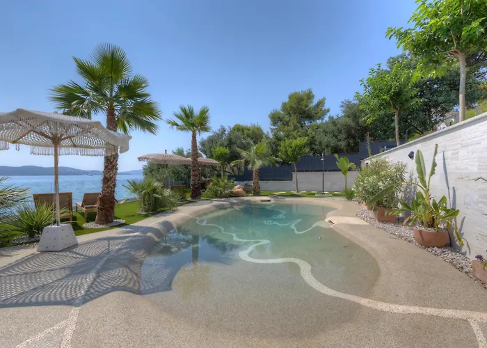 アパート Palmezzo Beachfront With Heated Pool トロギール