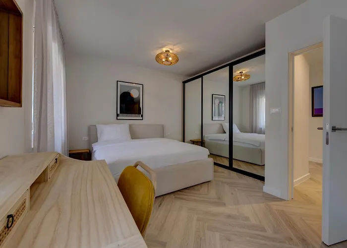 Palmezzo Beachfront With Heated Pool アパート トロギール