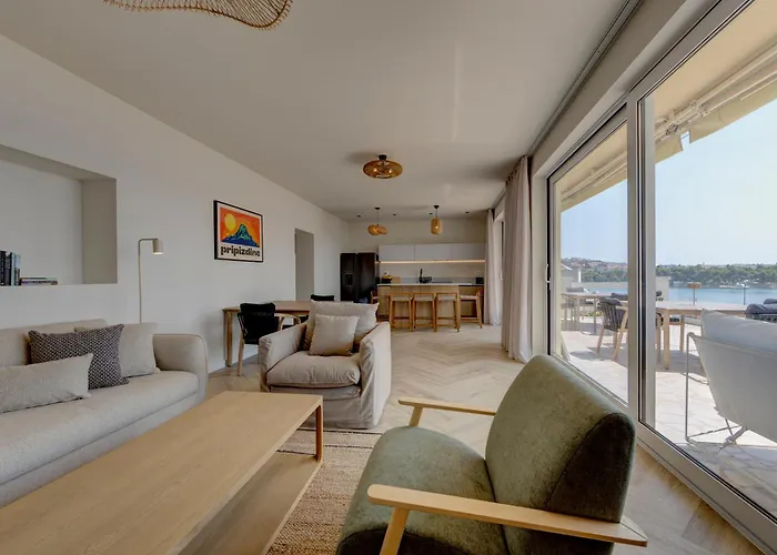 Palmezzo Beachfront With Heated Pool * トロギール