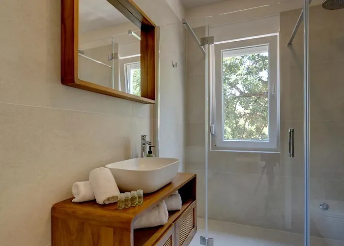 Palmezzo Beachfront With Heated Pool * トロギール