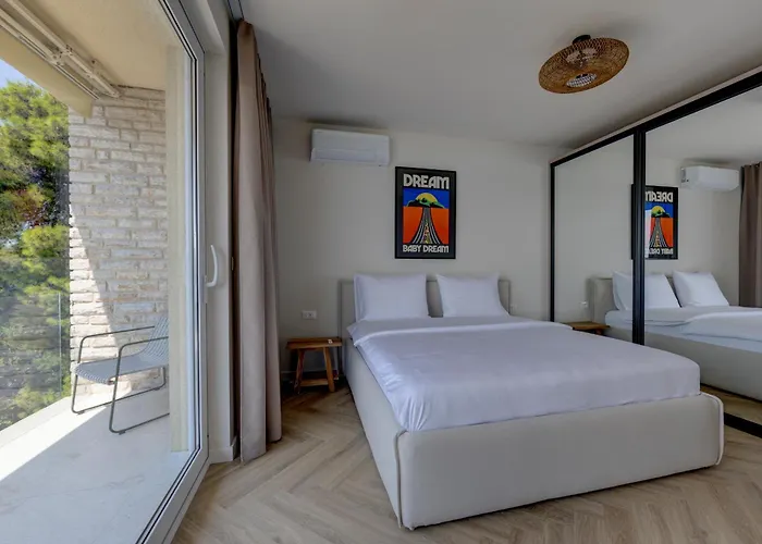 アパート Palmezzo Beachfront With Heated Pool トロギール