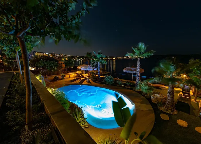 Palmezzo Beachfront With Heated Pool トロギール