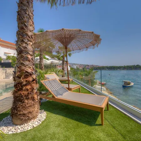 Palmezzo Beachfront With Heated Pool Lejlighed