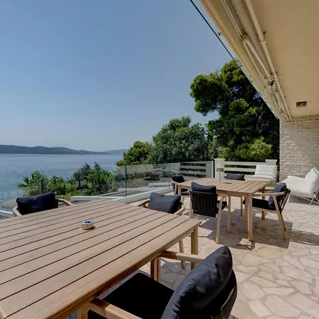 Palmezzo Beachfront With Heated Pool Апартаменти