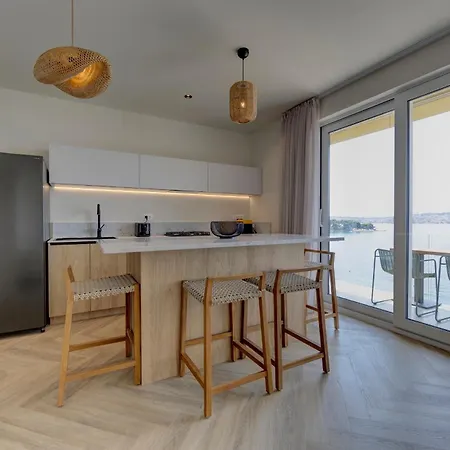 Апартаменти Palmezzo Beachfront With Heated Pool Трогір