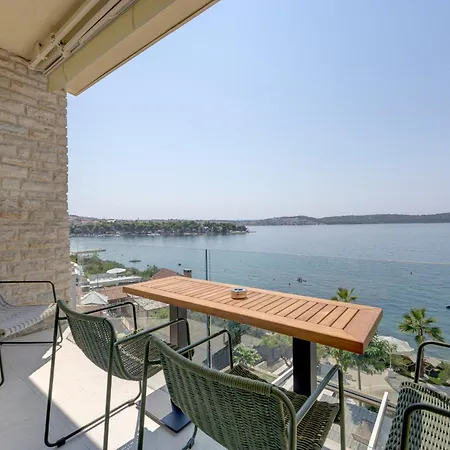 Palmezzo Beachfront With Heated Pool