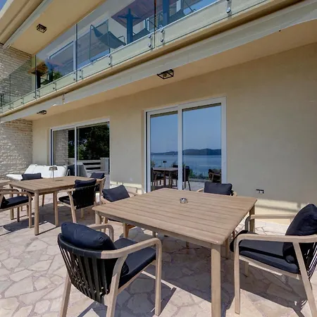 Palmezzo Beachfront With Heated Pool Lejlighed