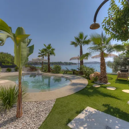 Lejlighed Palmezzo Beachfront With Heated Pool Trogir