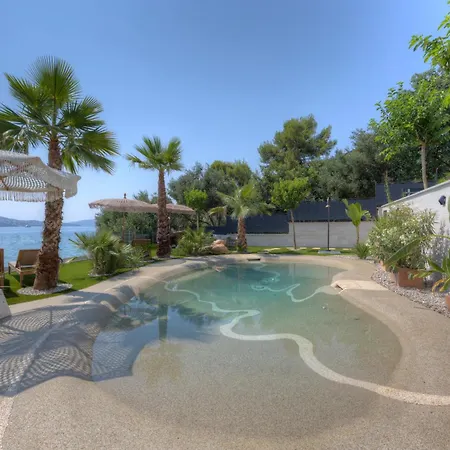 Lejlighed Palmezzo Beachfront With Heated Pool Trogir