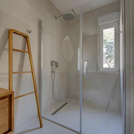 Palmezzo Beachfront With Heated Pool Lejlighed Trogir